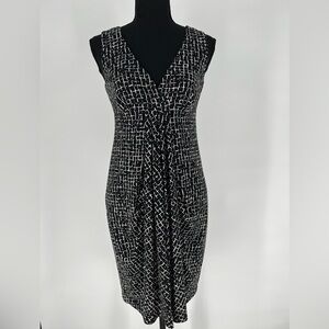 ANN TAYLOR PETITES BLK & WHITE GEOMETRIC  V NECK SOFT FABRIC‎ DRESS, SLIPS ON